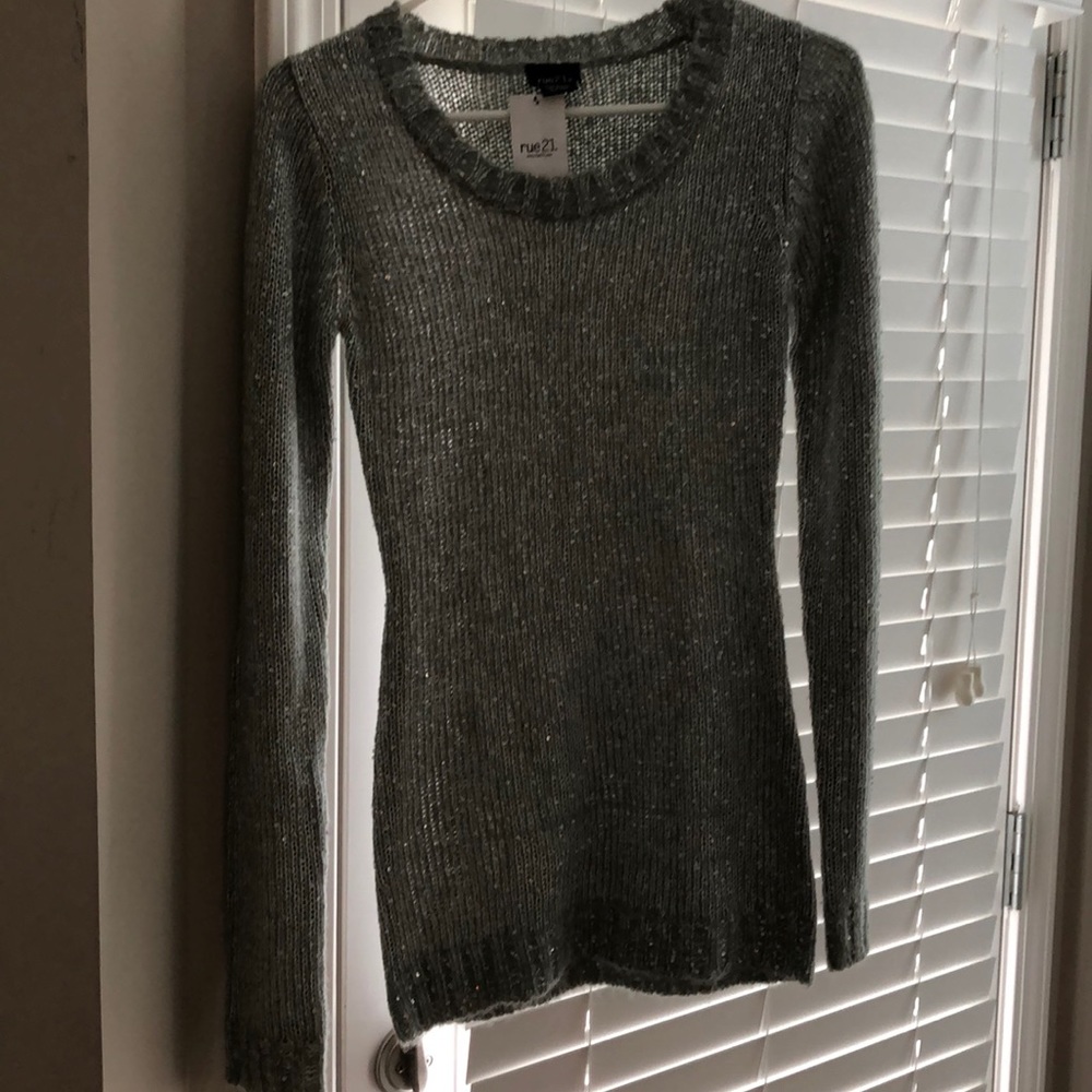 Light gray sweater with sequin